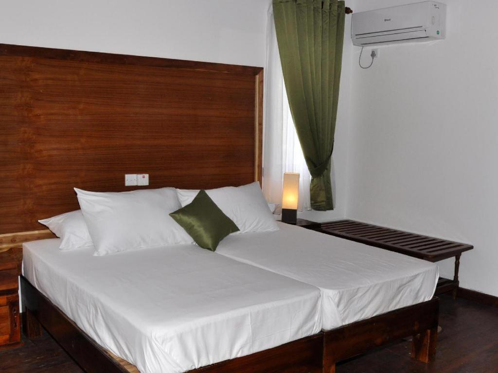 Naaval Hotel Batticaloa Exterior photo
